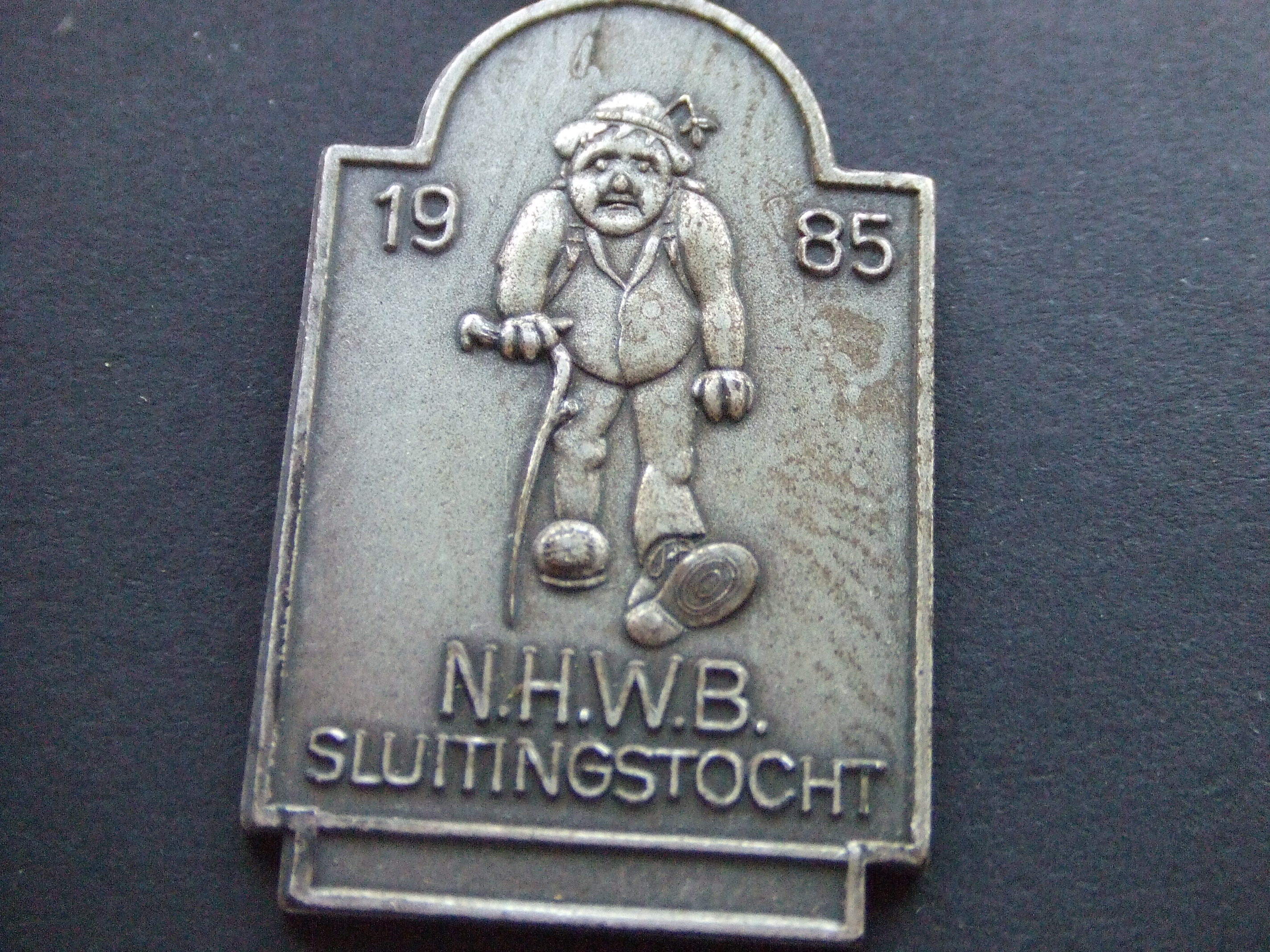 N.H.W.B.(Noord-Hollandse Wandelbond) Sluitingstocht 1985 ( oude man met wandelstok)